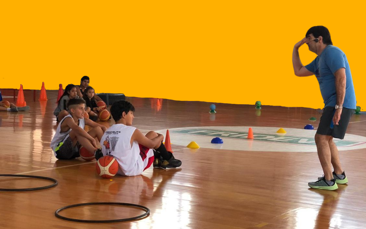 Básquetbol. Proceso de enseñanza del lanzamiento en carrera o entrada al cesto.
